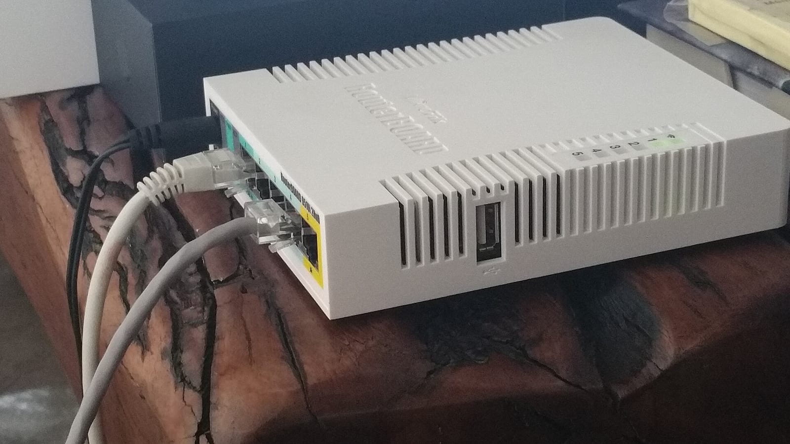 Why Your POS Dies at the Back of the Store: Mesh vs Extender (For Counters, Not Homes)